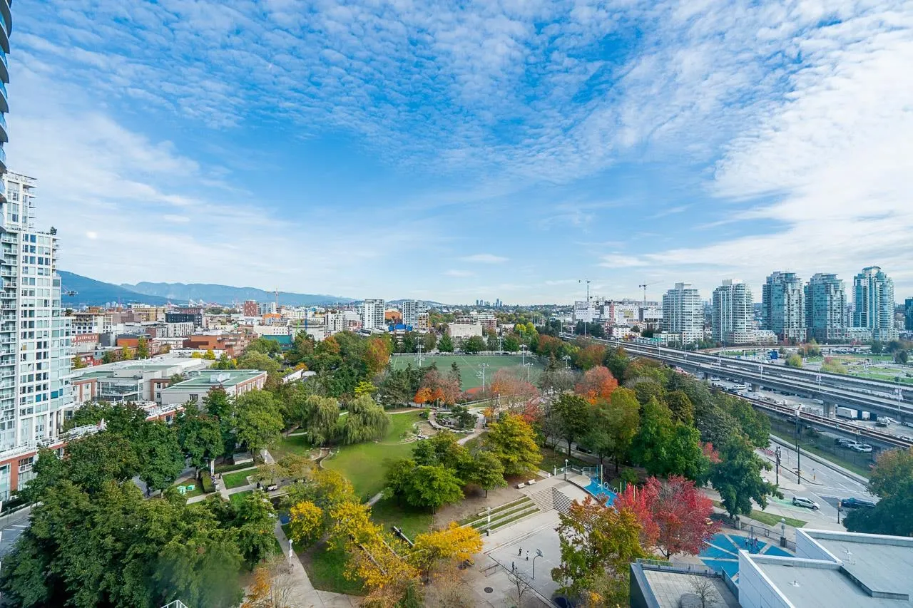 1709 688 Abbott Street