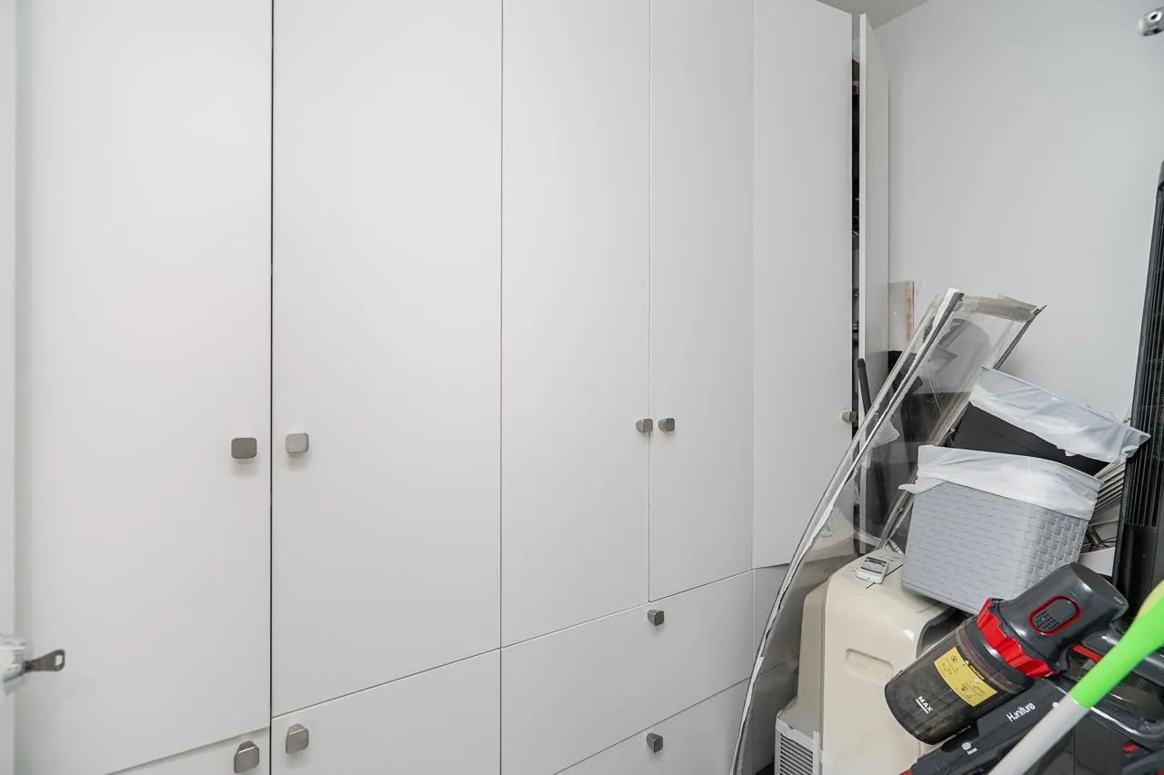 1709 688 Abbott Street