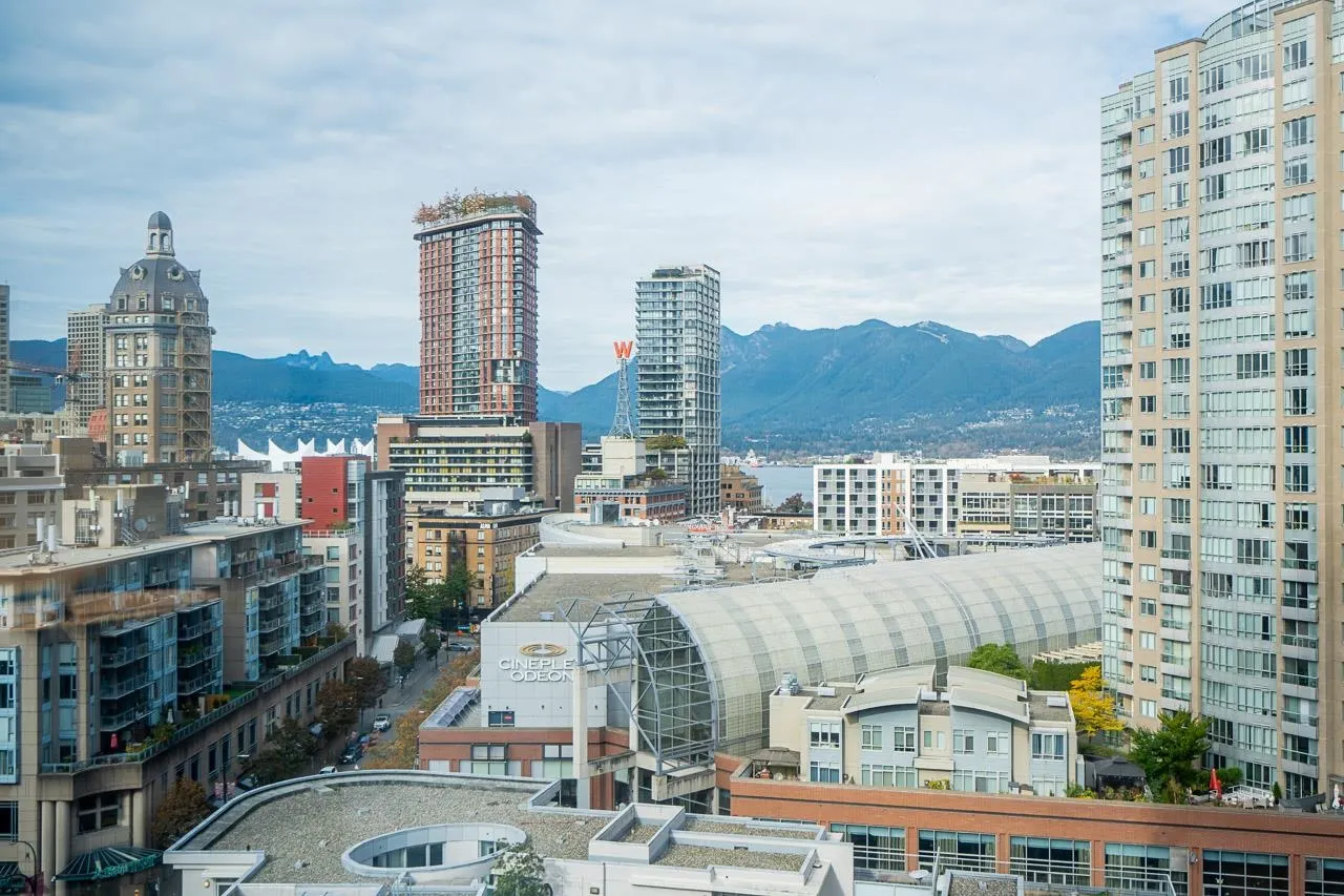 1709 688 Abbott Street