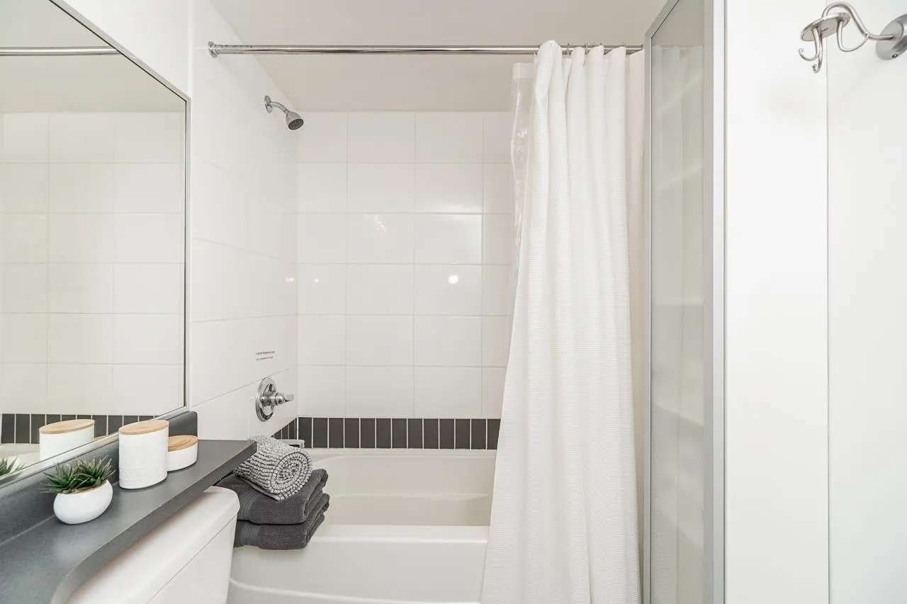 1709 688 Abbott Street