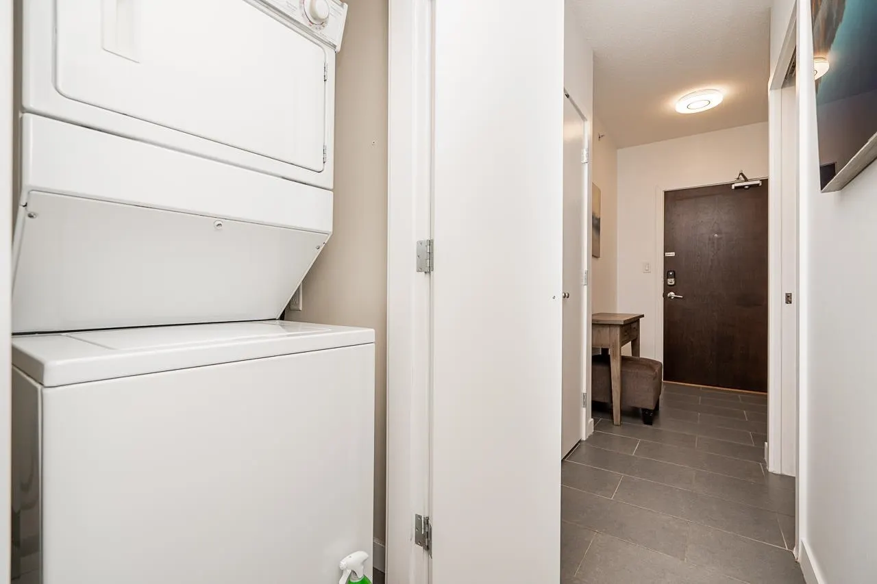 1709 688 Abbott Street