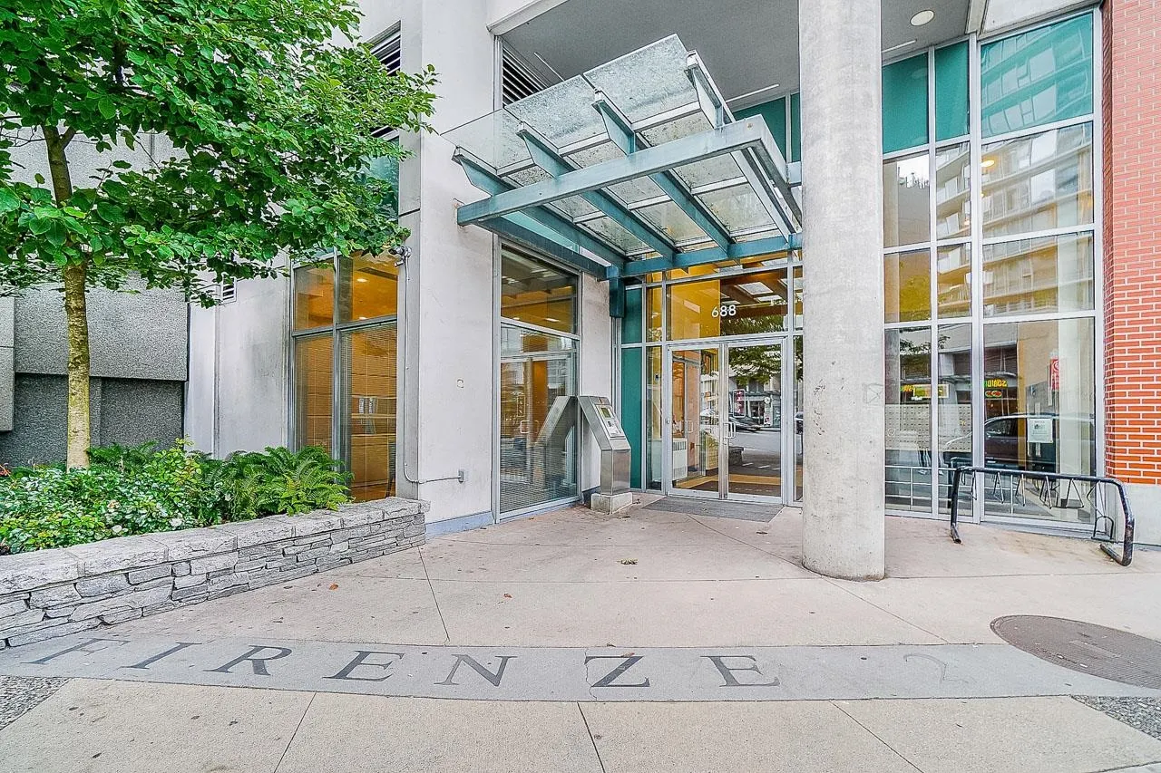 1709 688 Abbott Street