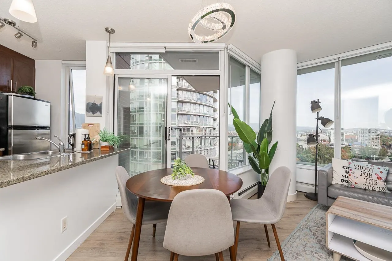 1709 688 Abbott Street