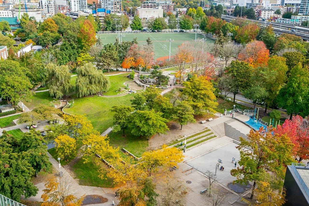 1709 688 Abbott Street