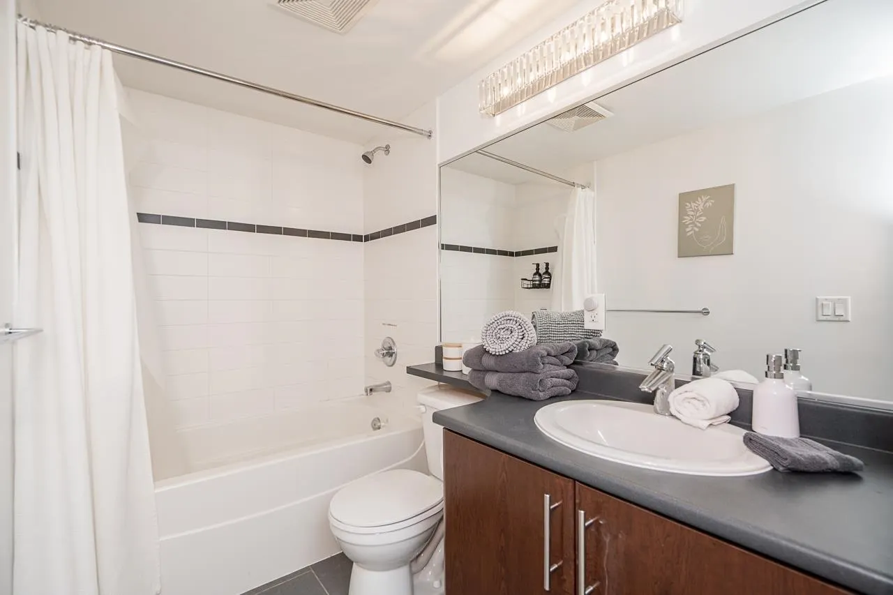 1709 688 Abbott Street