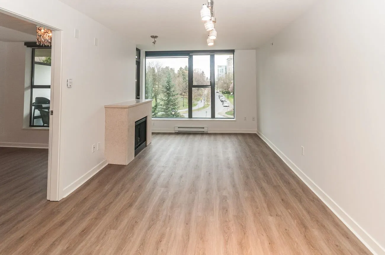 403 683 W Victoria Park Way