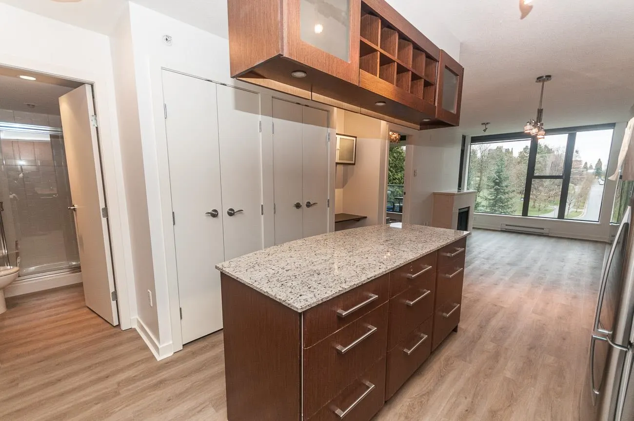 403 683 W Victoria Park Way
