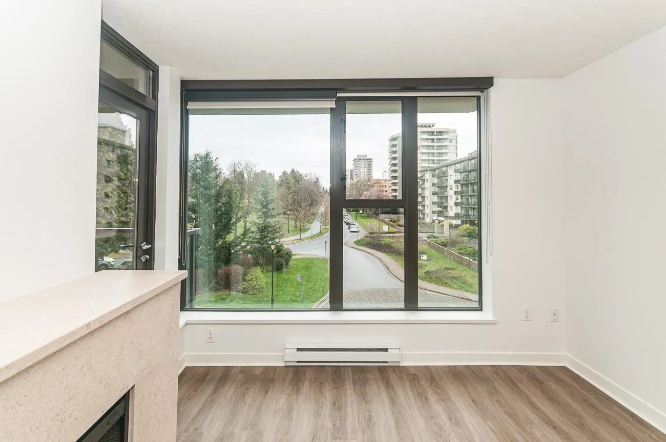 403 683 W Victoria Park Way