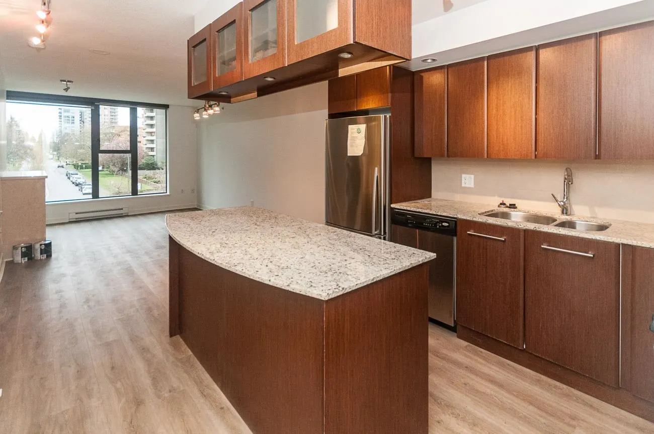 403 683 W Victoria Park Way