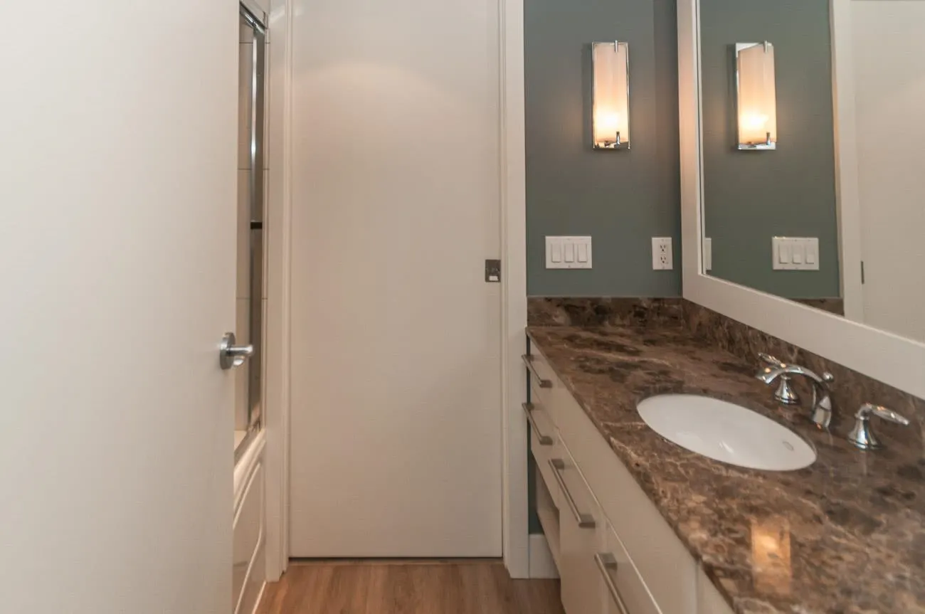 403 683 W Victoria Park Way