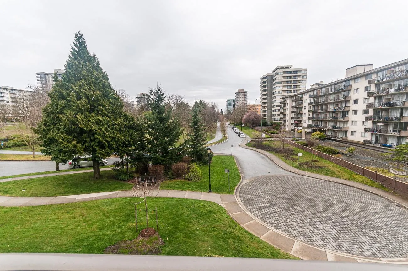 403 683 W Victoria Park Way