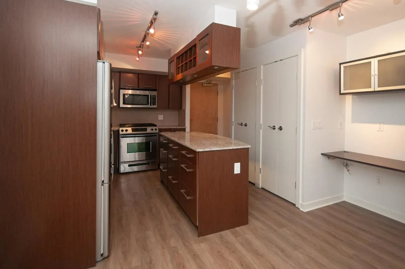 403 683 W Victoria Park Way