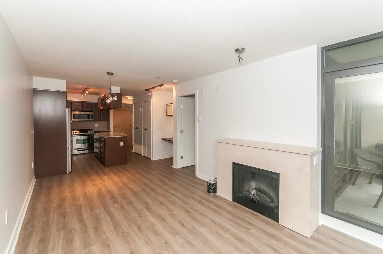 403 683 W Victoria Park Way