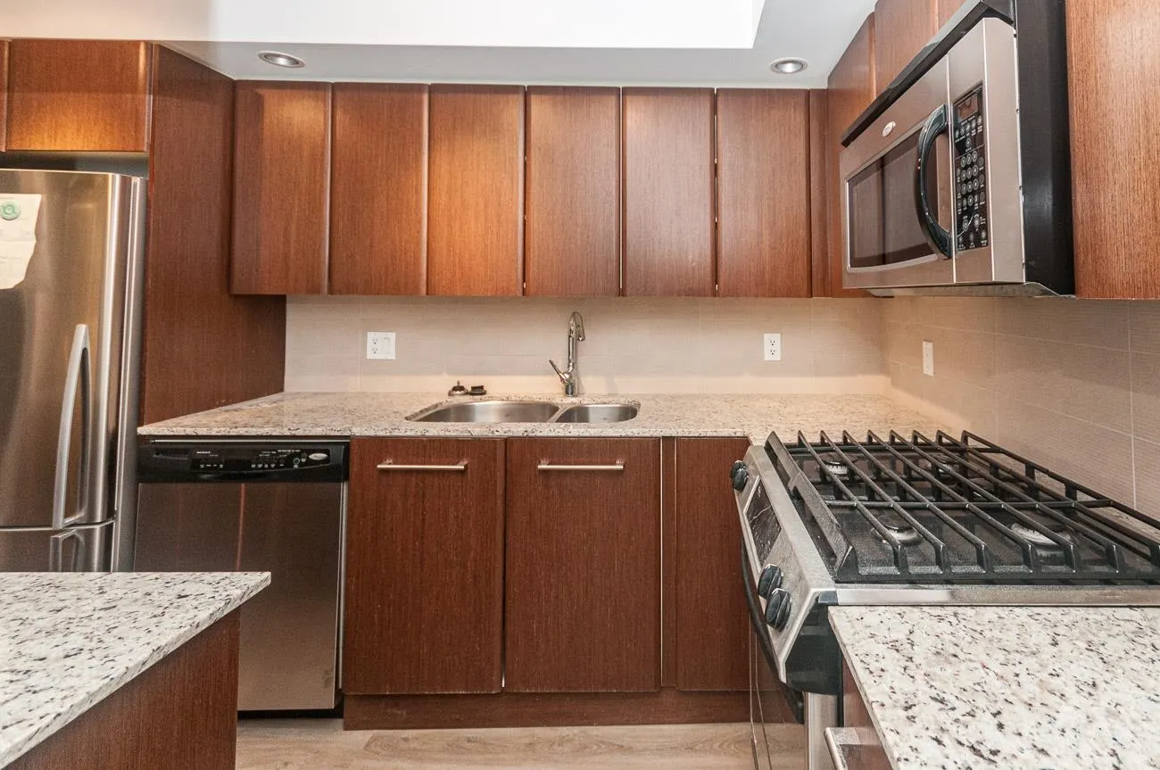 403 683 W Victoria Park Way