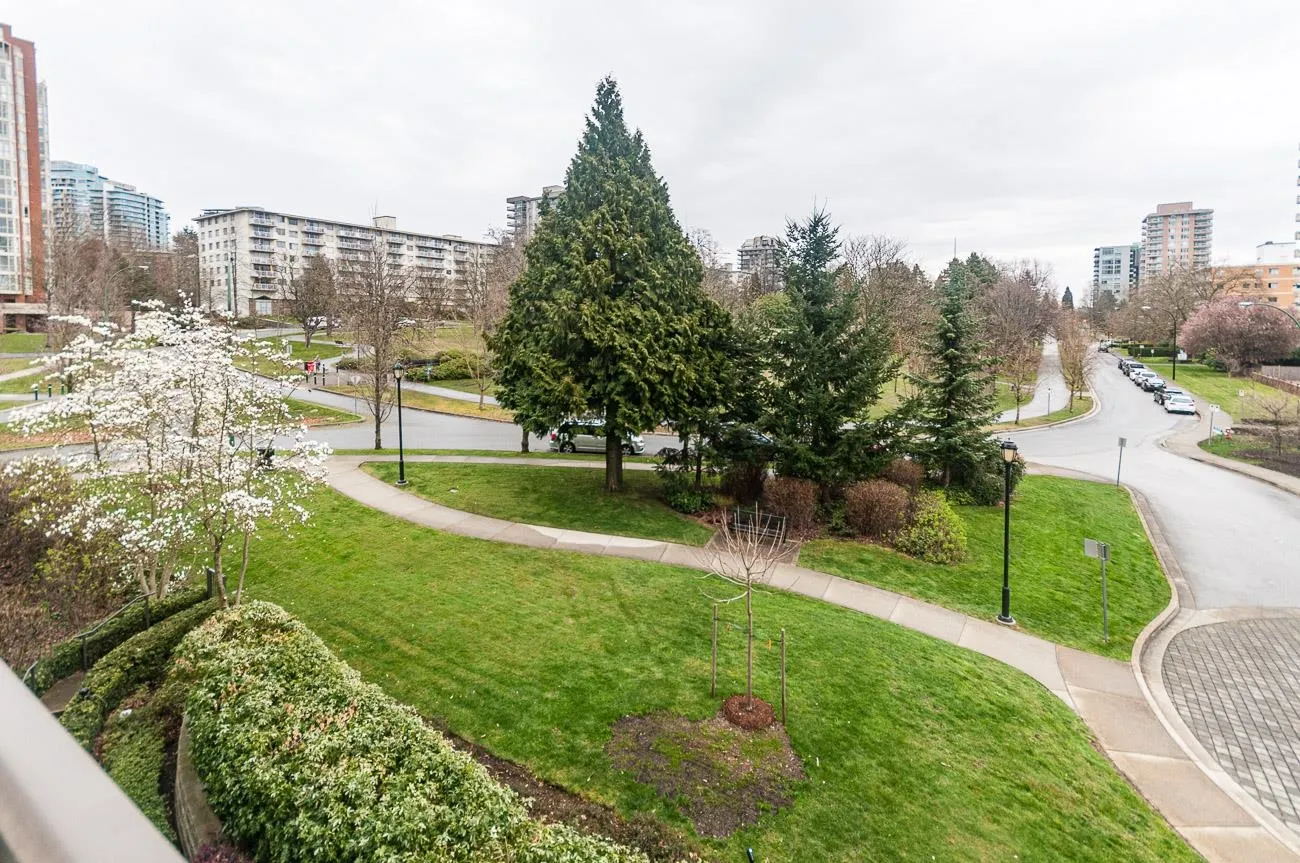 403 683 W Victoria Park Way
