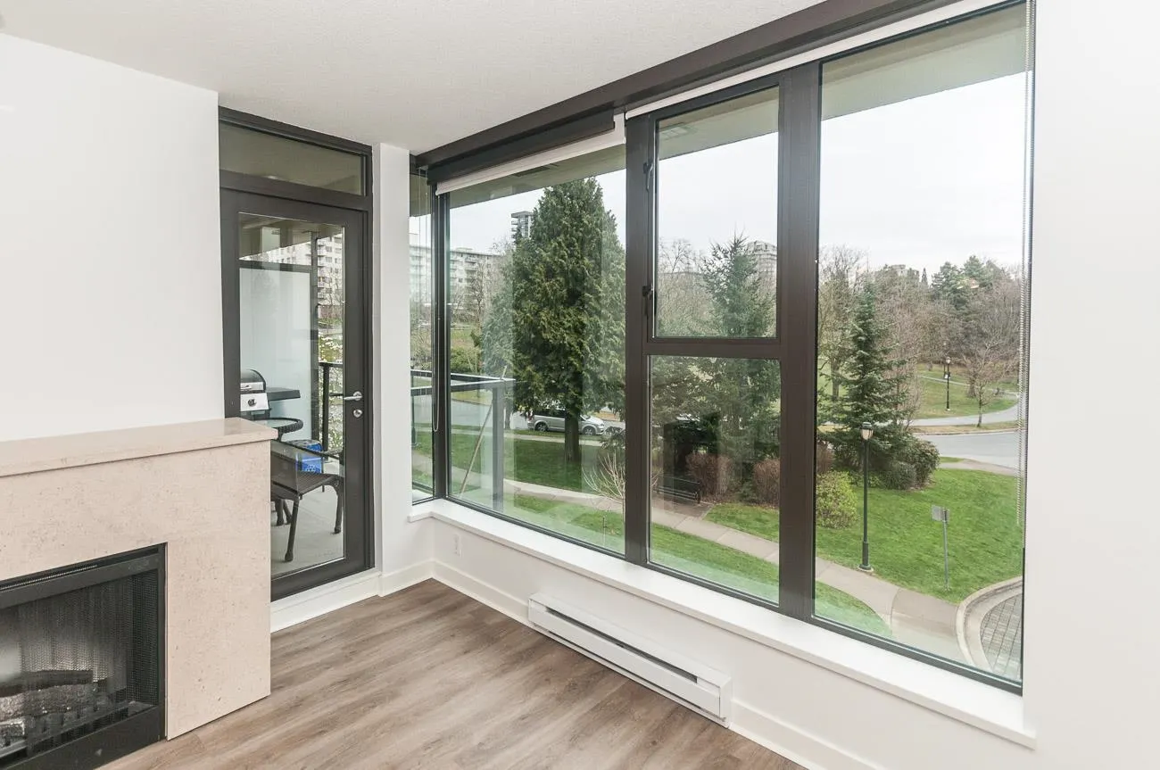 403 683 W Victoria Park Way