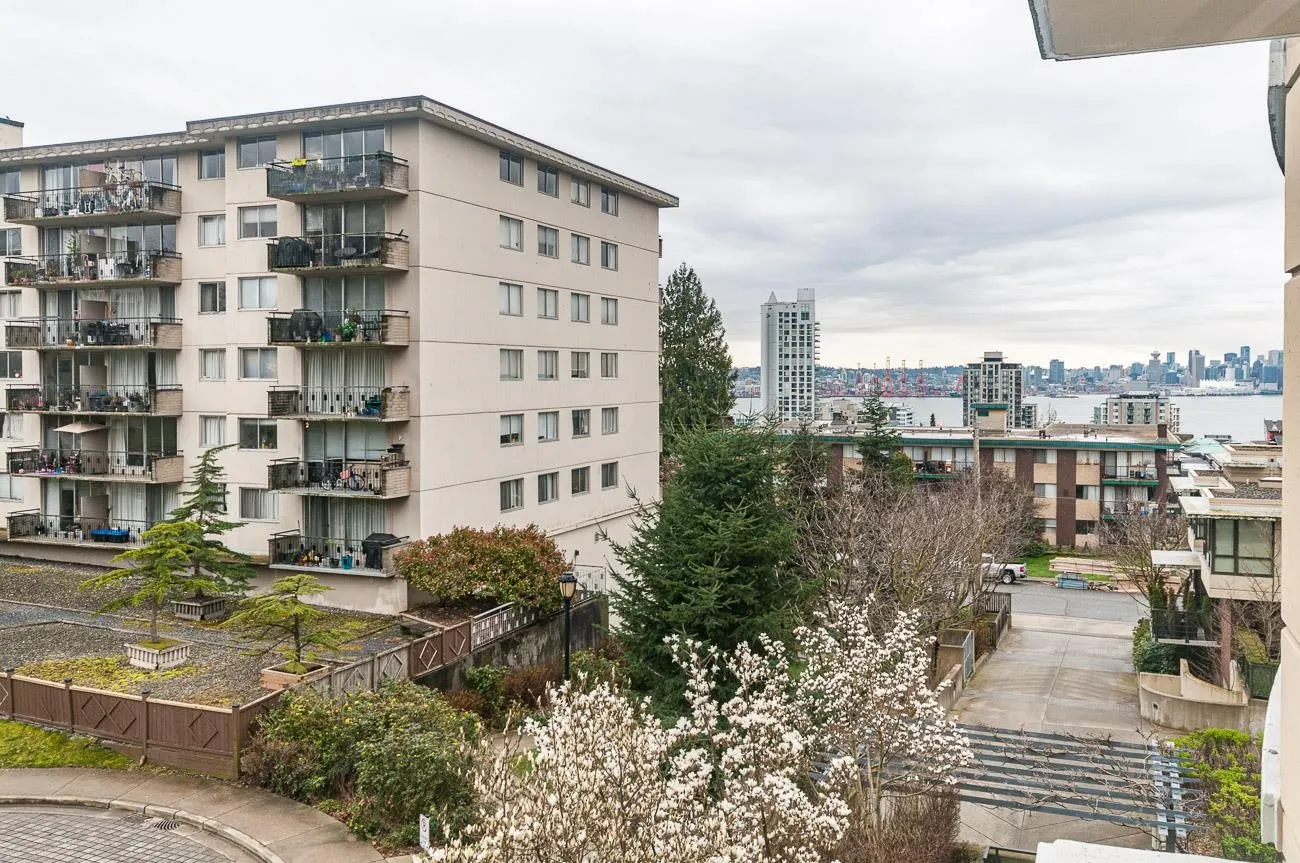 403 683 W Victoria Park Way