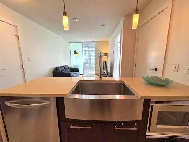 1709 888 Homer Street