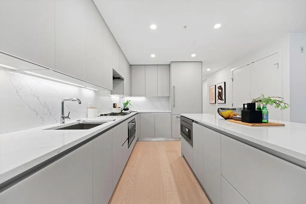 202 1331 Marine Drive