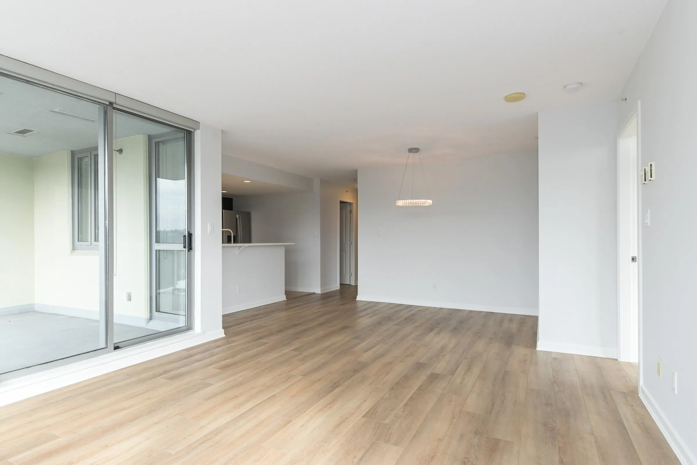 1303 295 Guildford Way