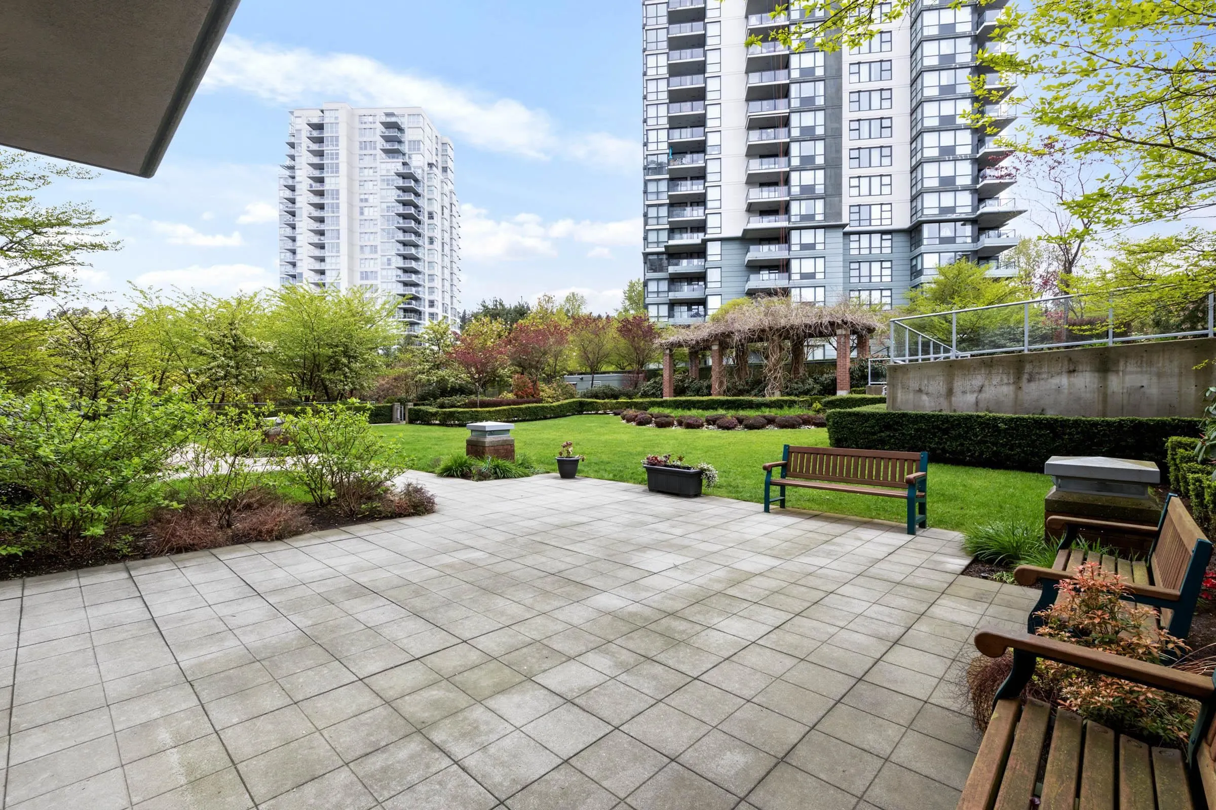 1303 295 Guildford Way