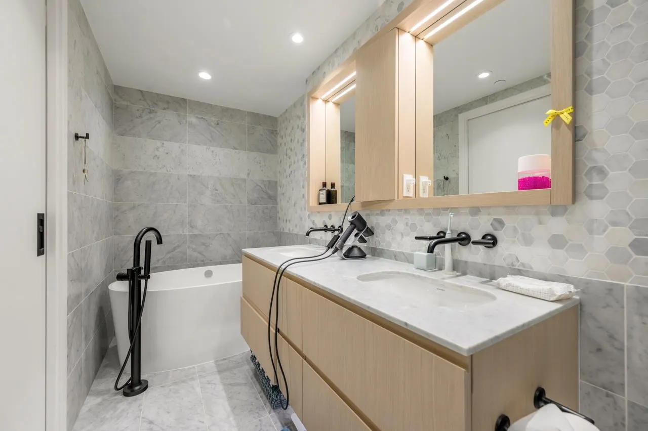 901 1180 Broughton Street