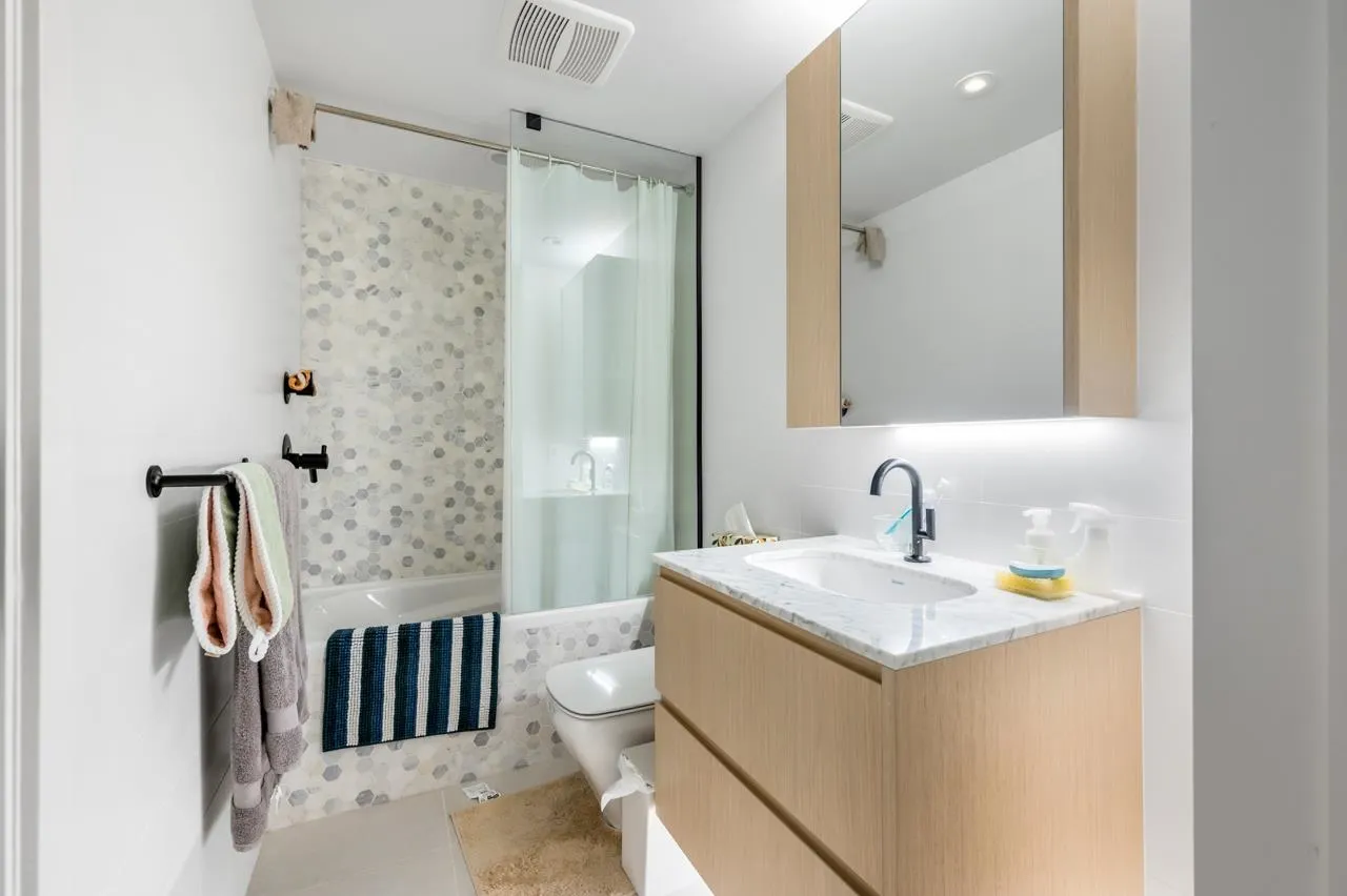 901 1180 Broughton Street