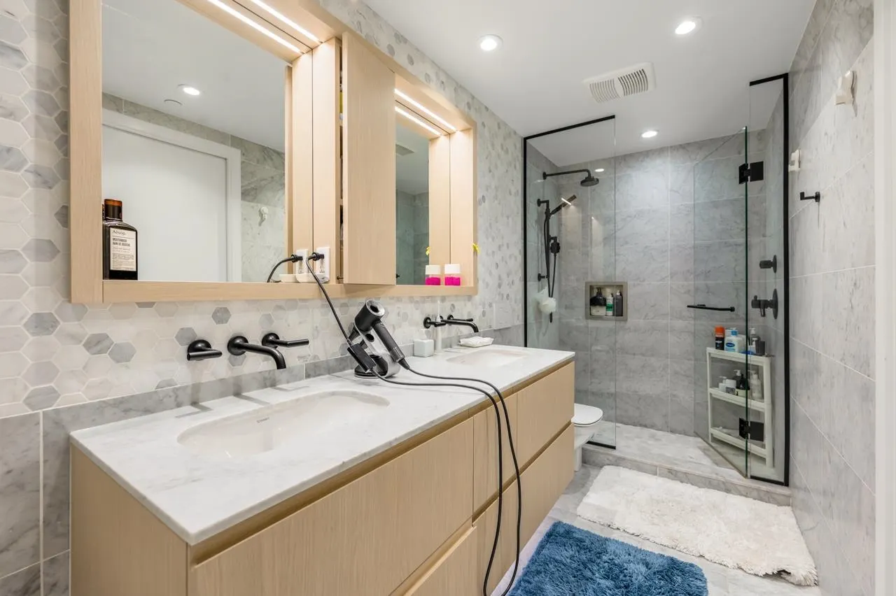 901 1180 Broughton Street