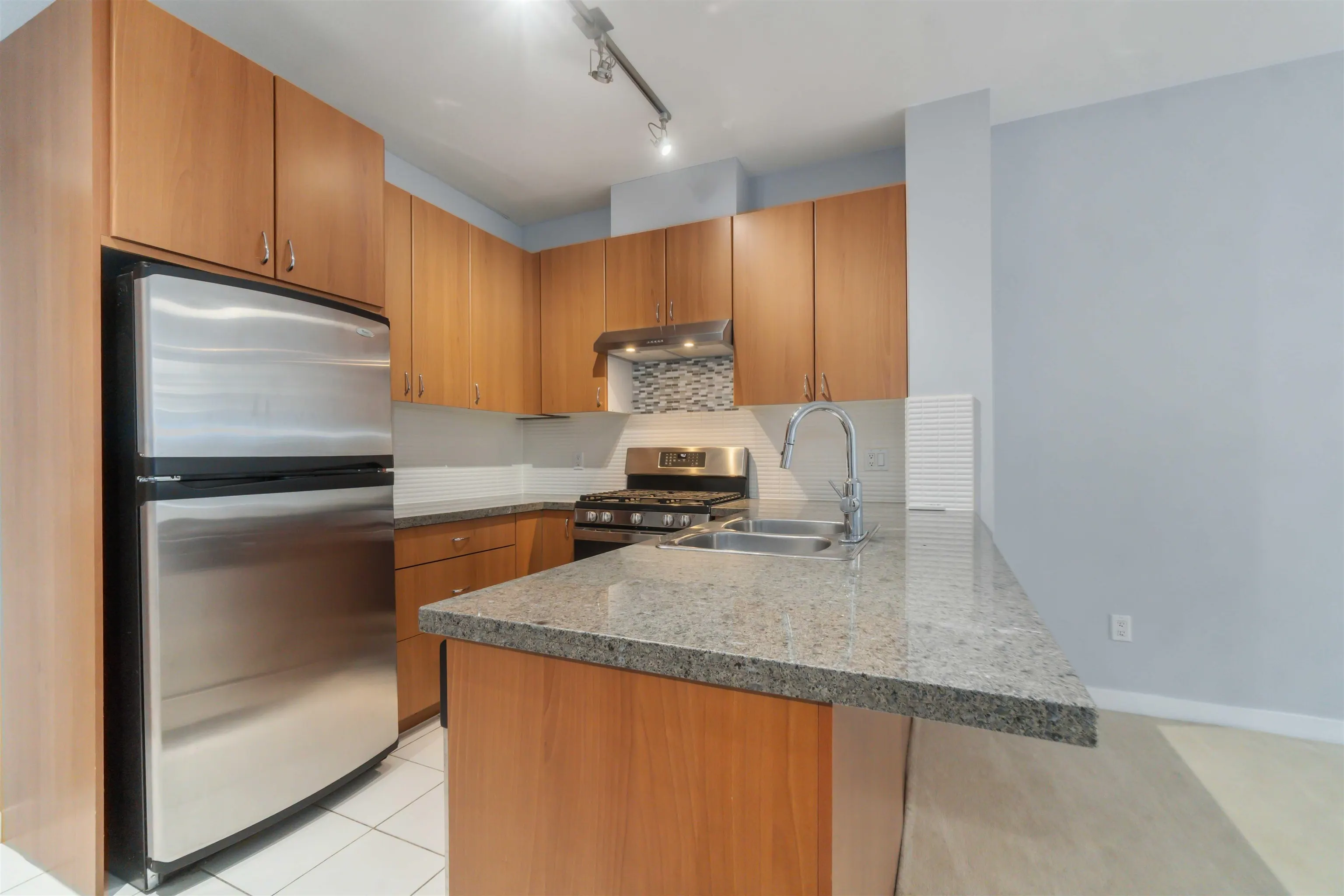 805 9266 University Crescent