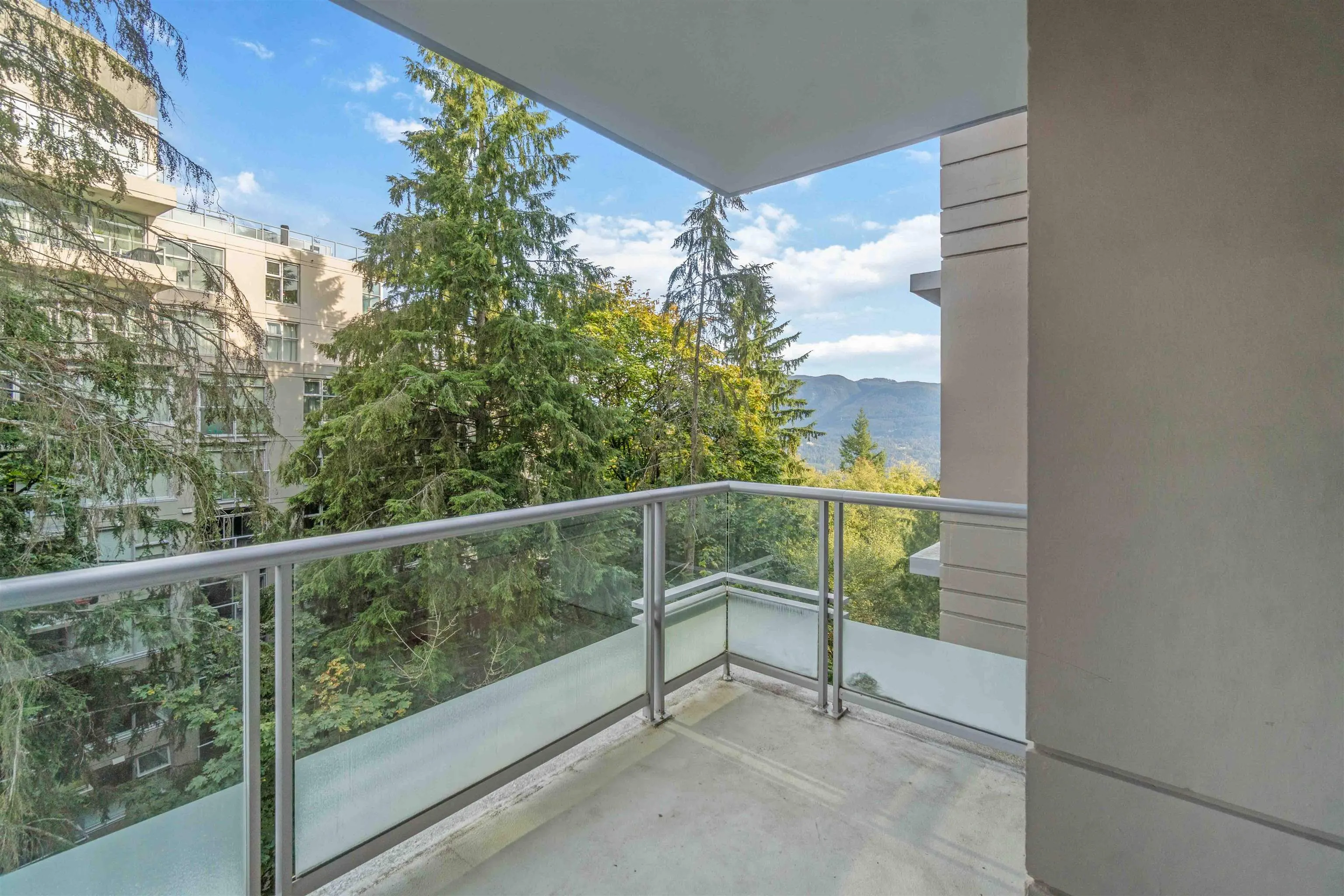 805 9266 University Crescent