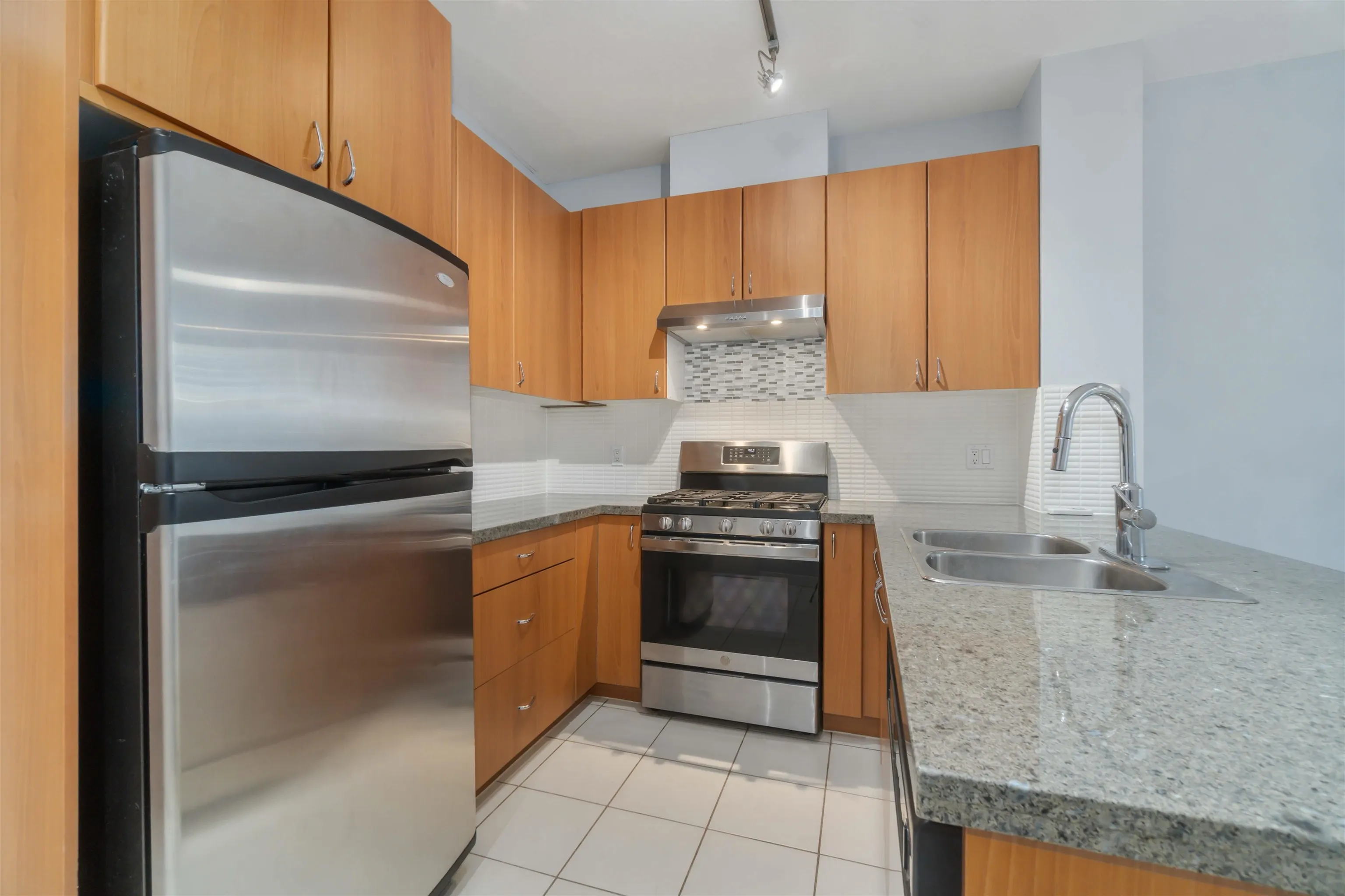805 9266 University Crescent