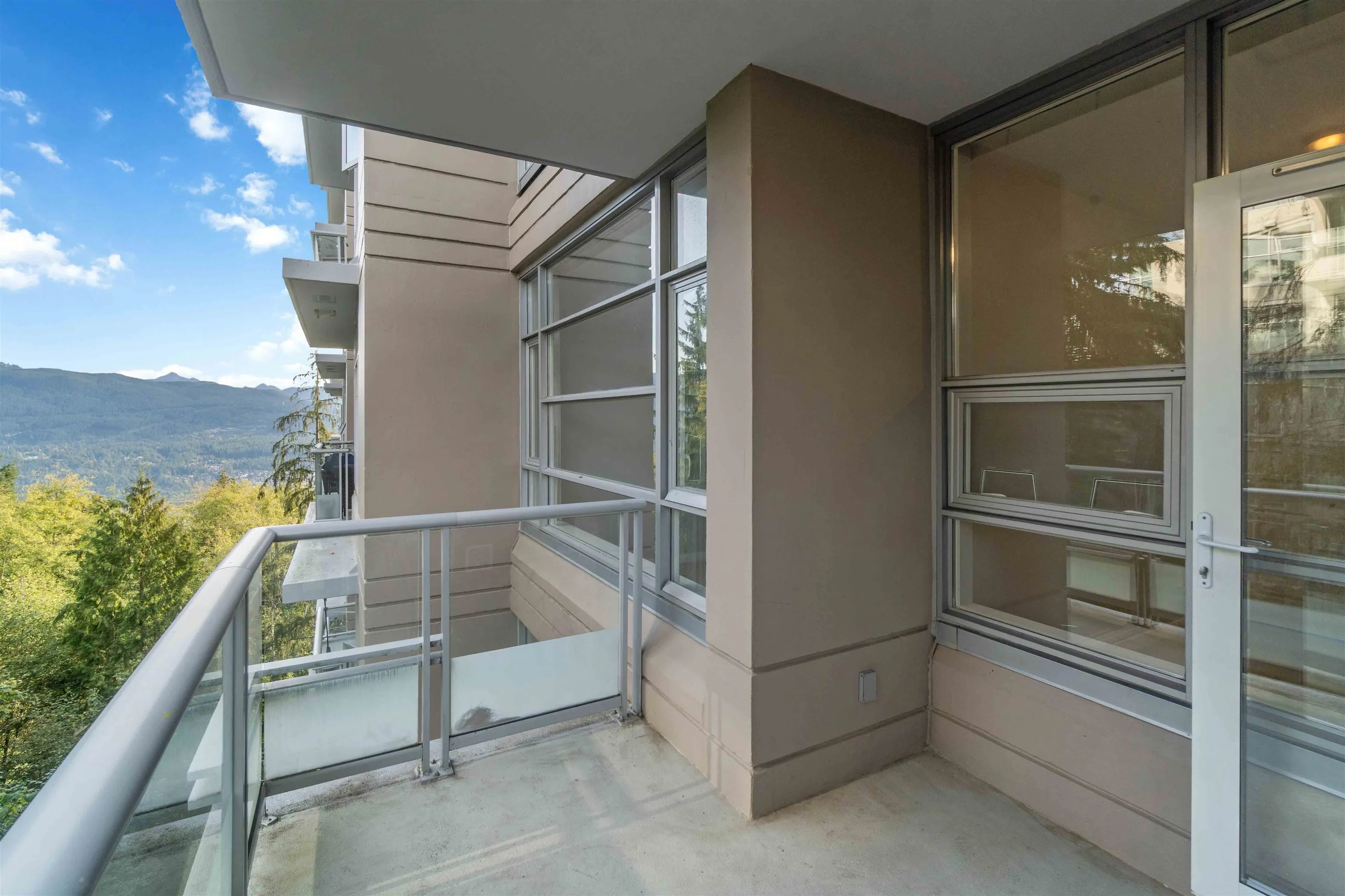 805 9266 University Crescent