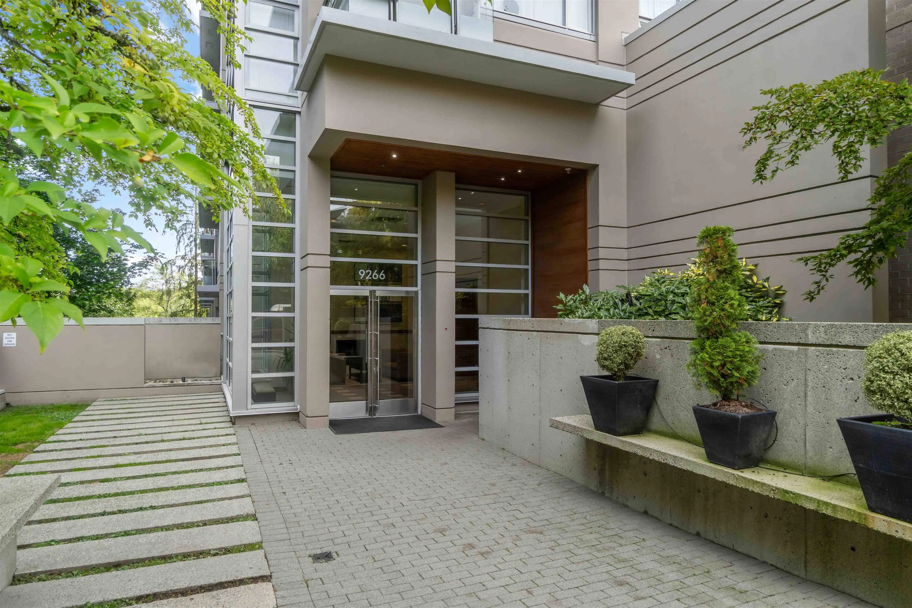 805 9266 University Crescent