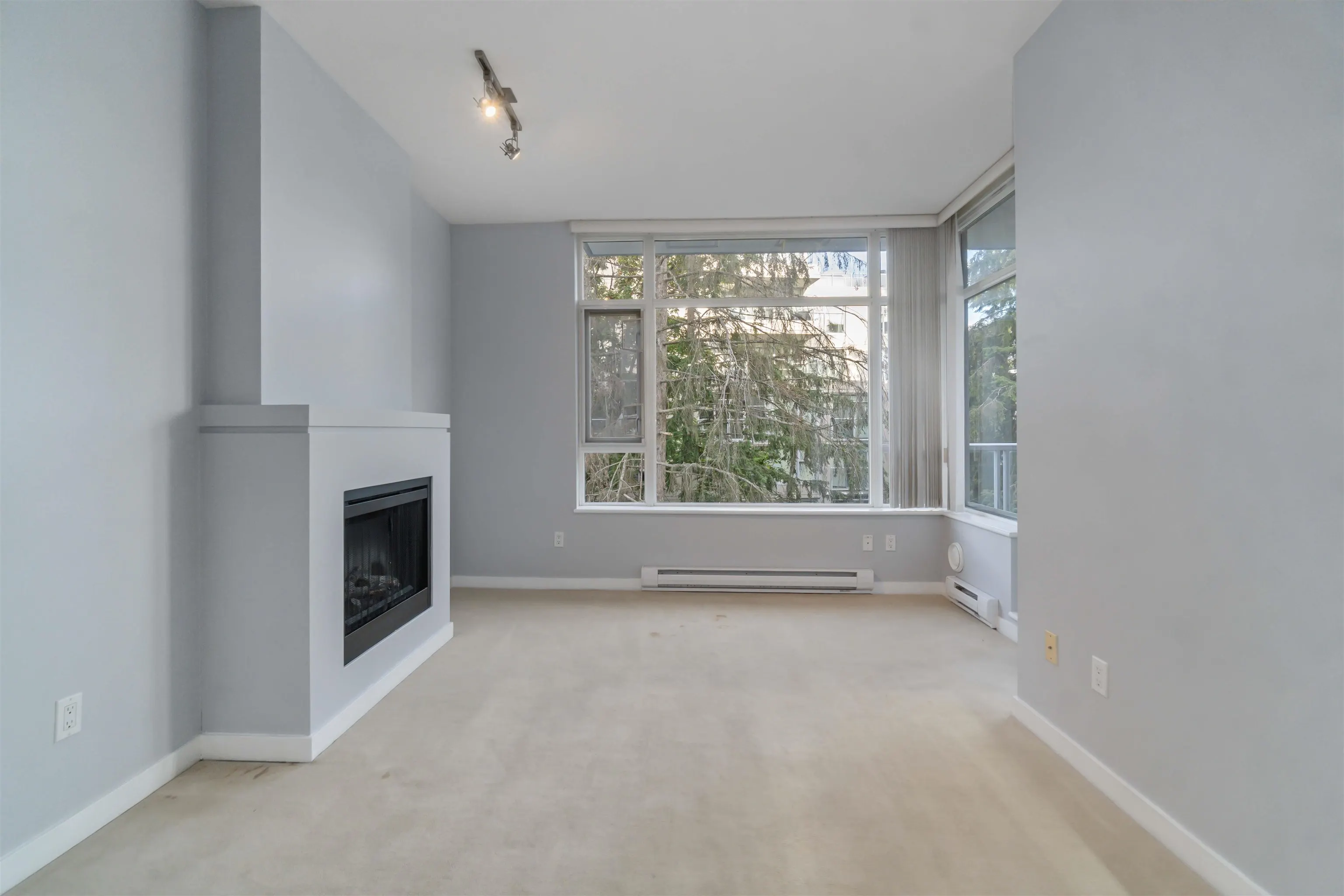 805 9266 University Crescent