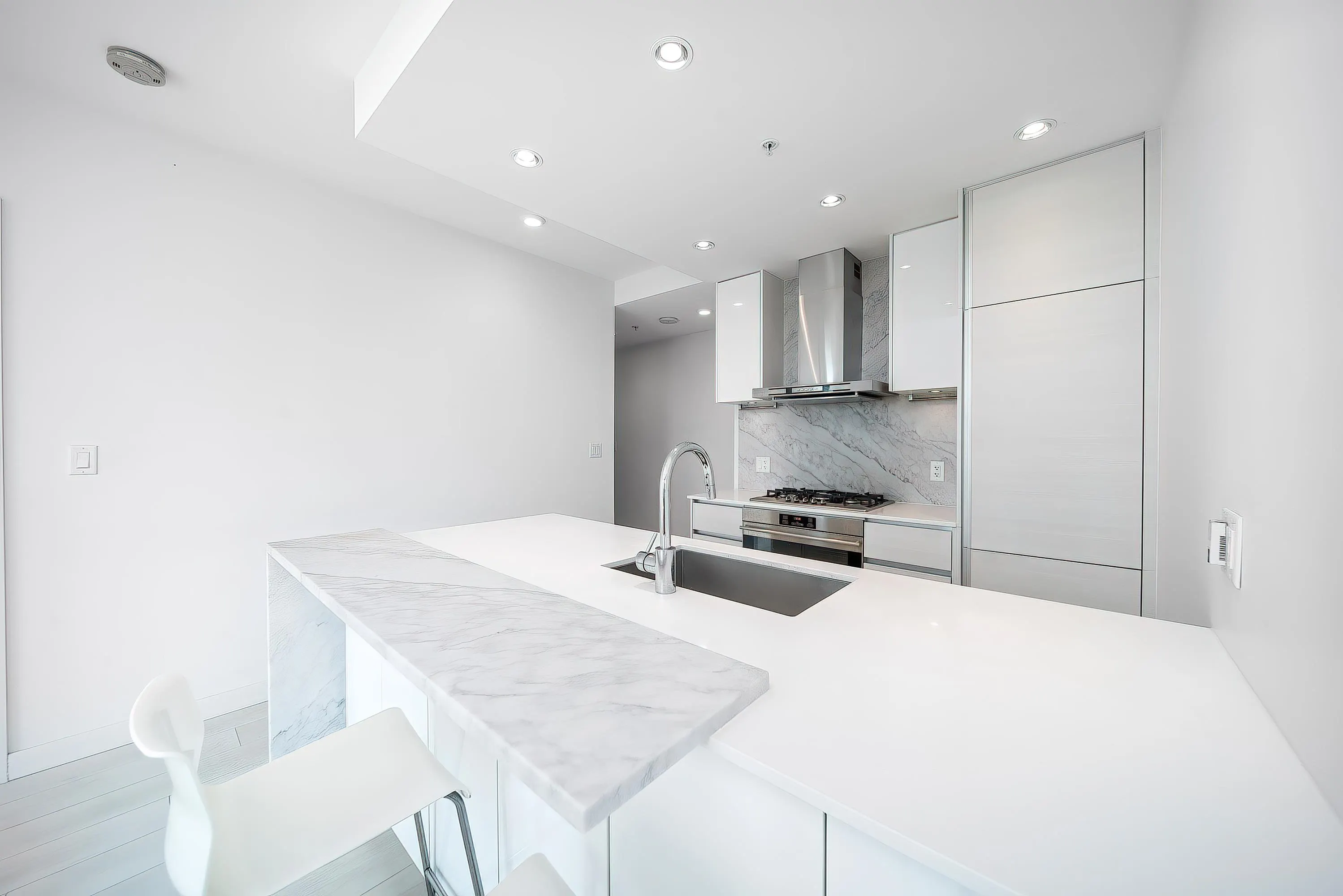 802 6098 Station Street