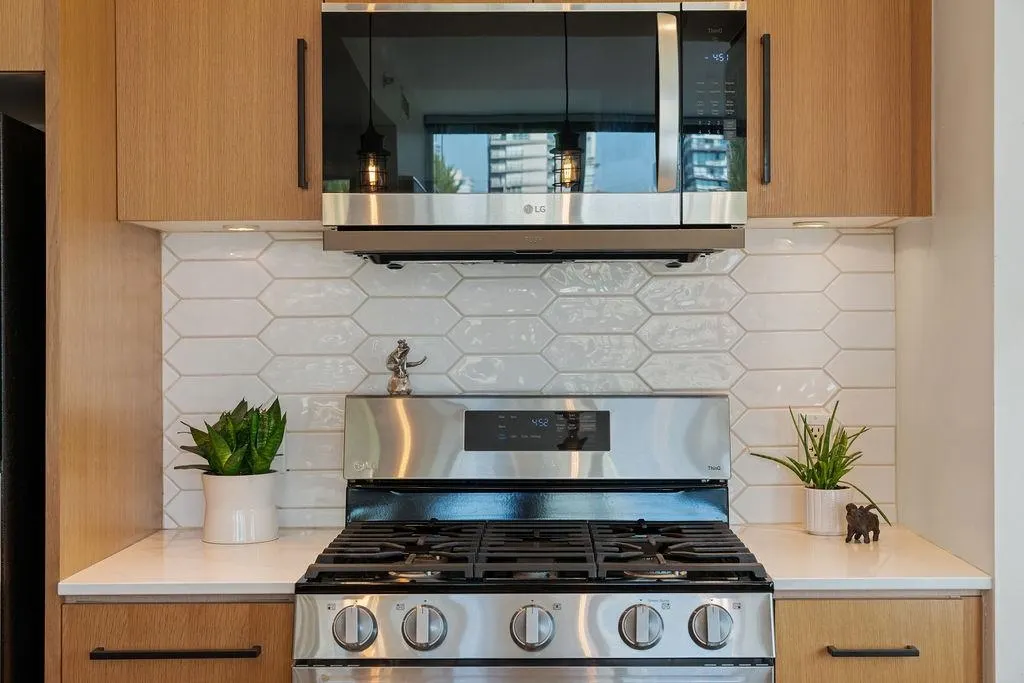 305 638 Beach Crescent