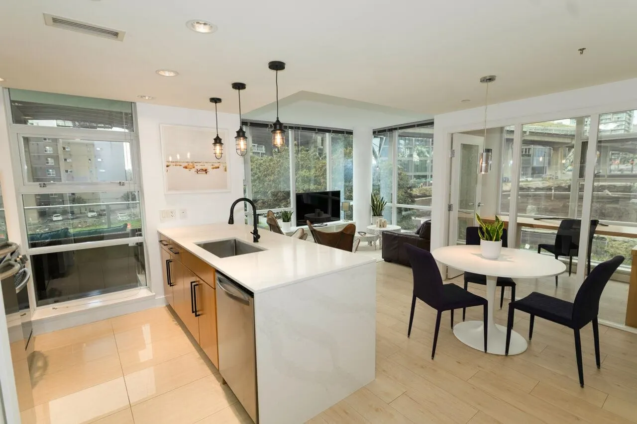 305 638 Beach Crescent