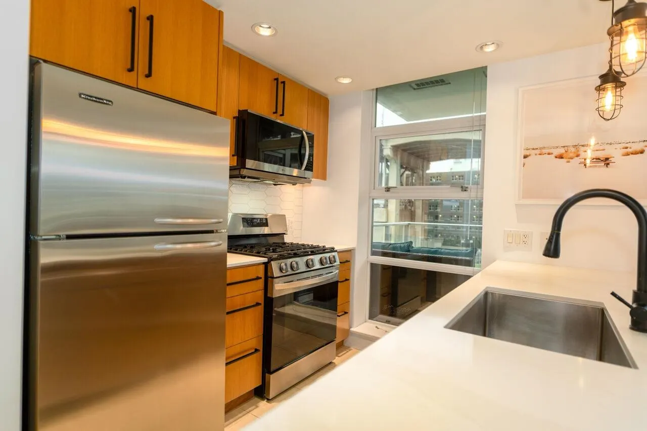 305 638 Beach Crescent