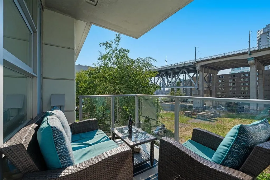 305 638 Beach Crescent