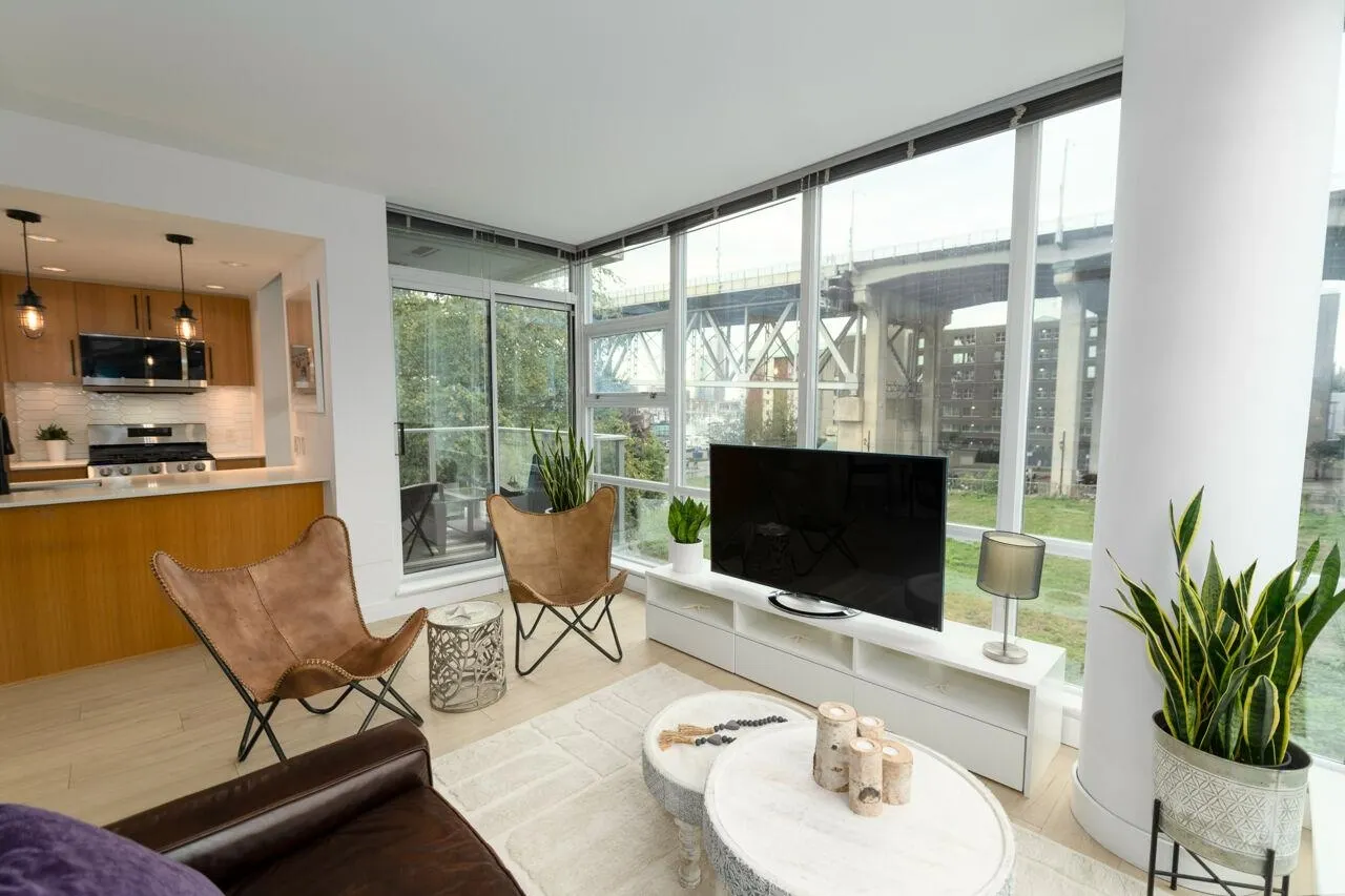 305 638 Beach Crescent