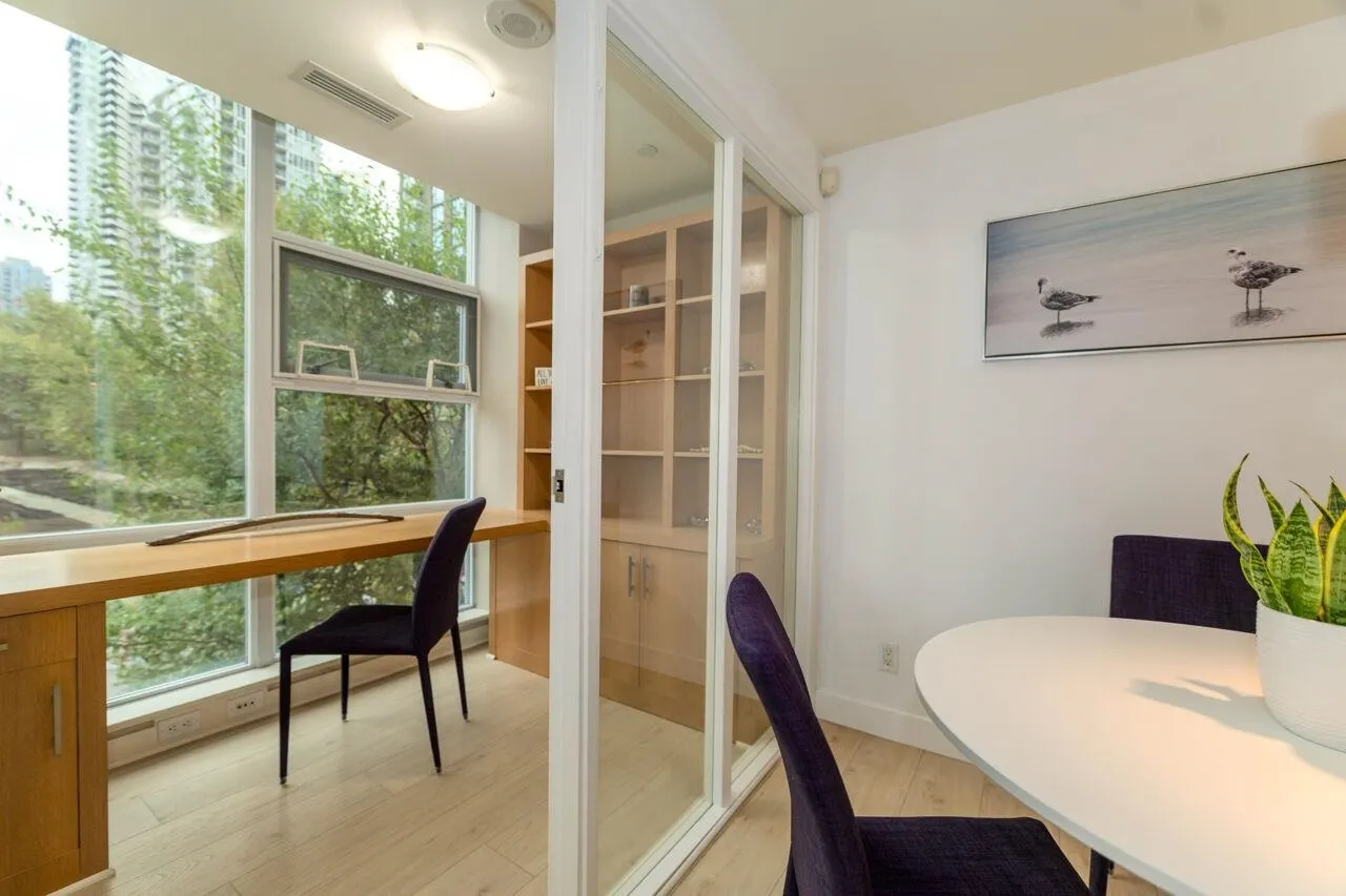 305 638 Beach Crescent