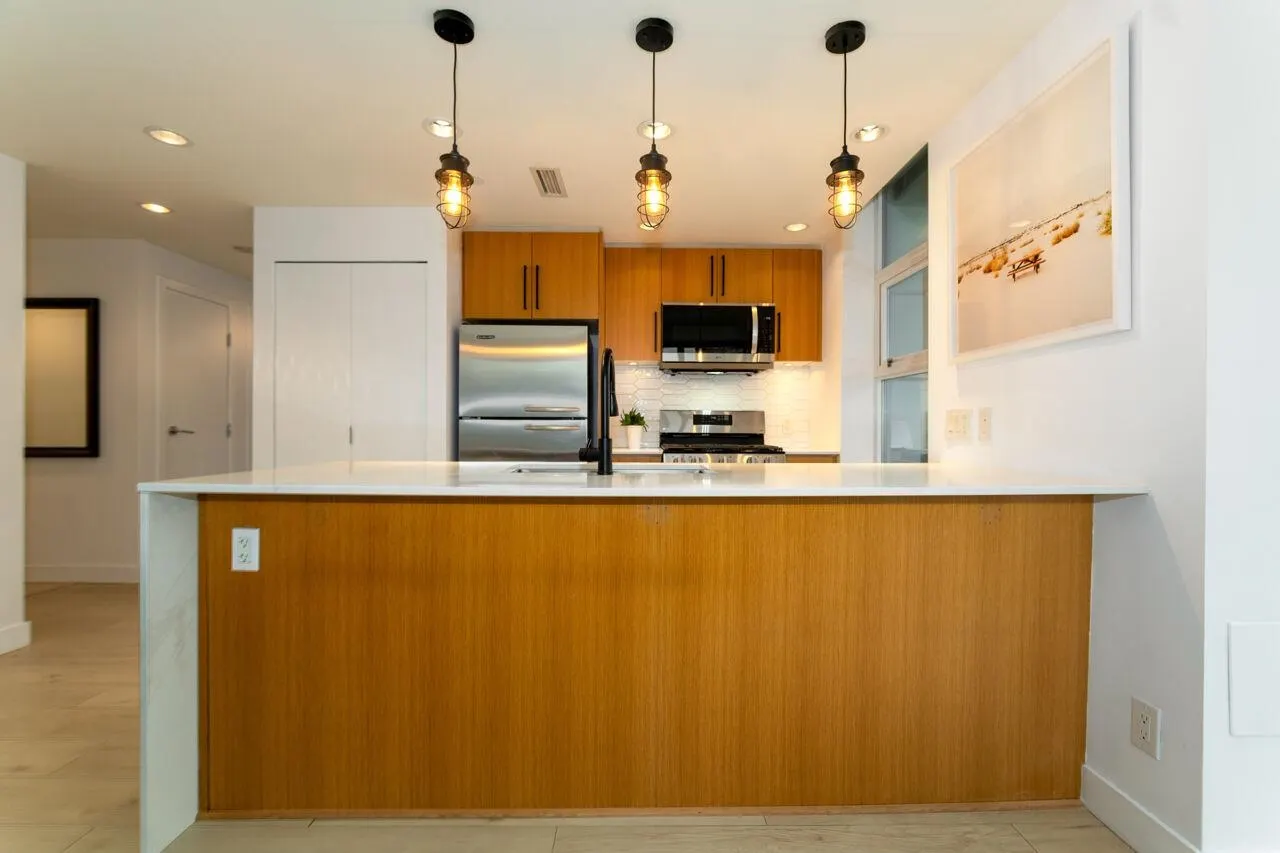 305 638 Beach Crescent