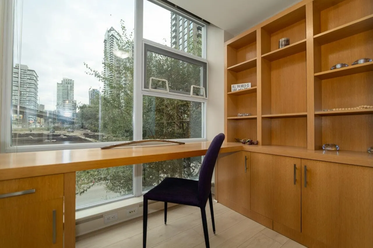 305 638 Beach Crescent