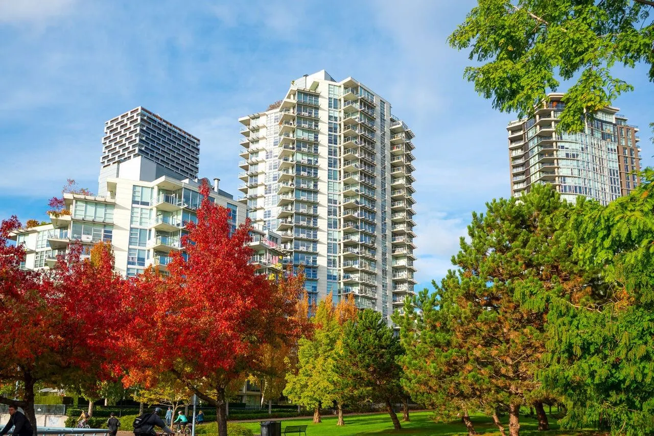 305 638 Beach Crescent