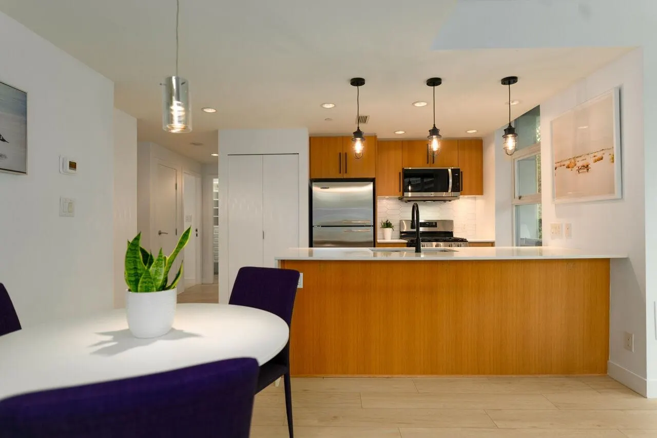 305 638 Beach Crescent