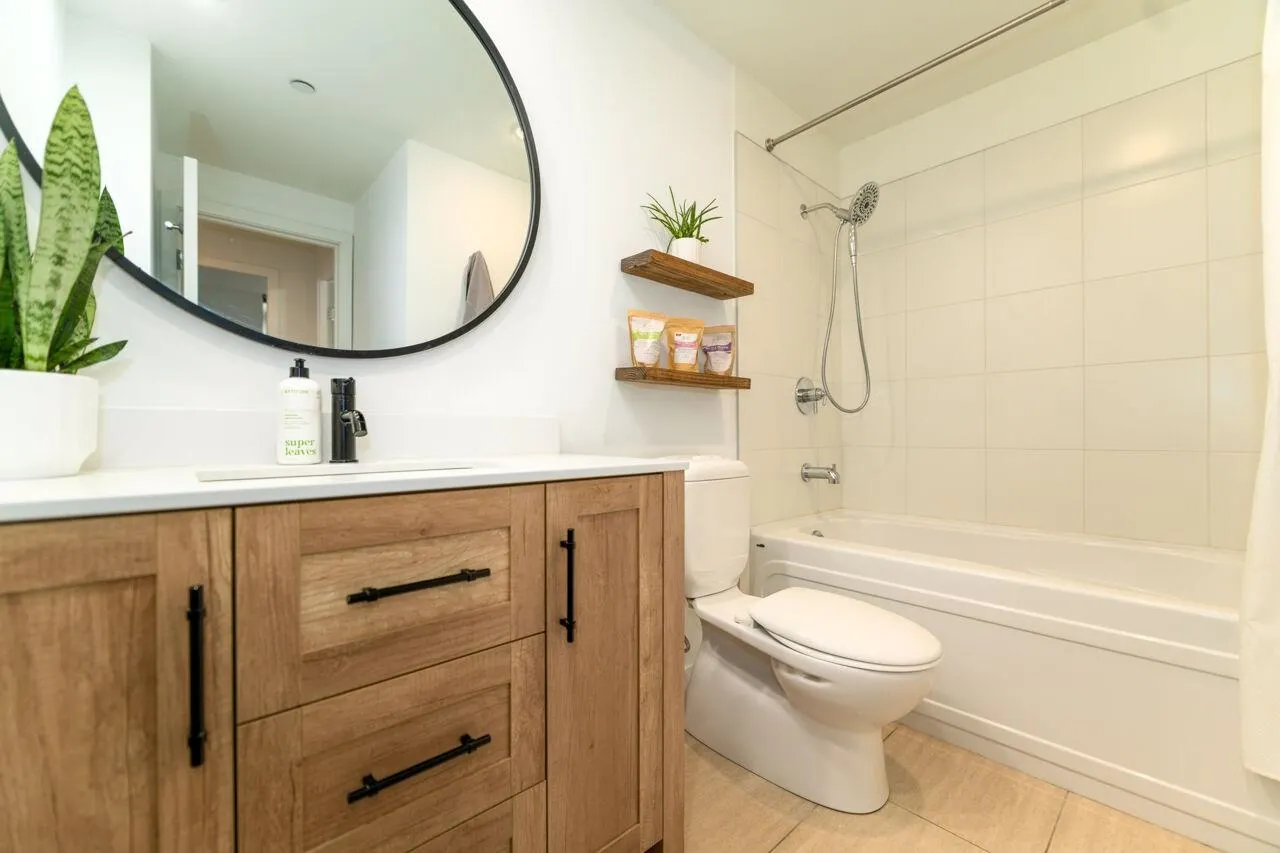 305 638 Beach Crescent