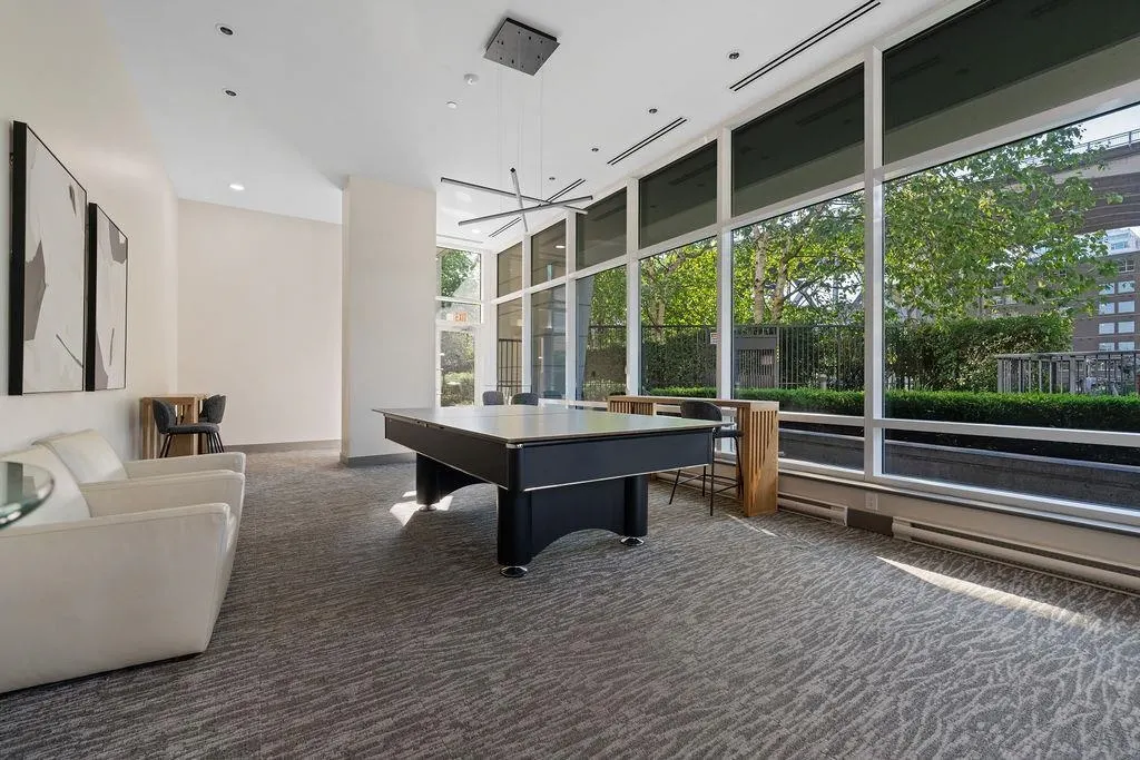 305 638 Beach Crescent