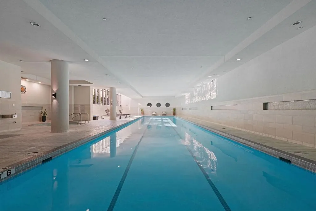 305 638 Beach Crescent