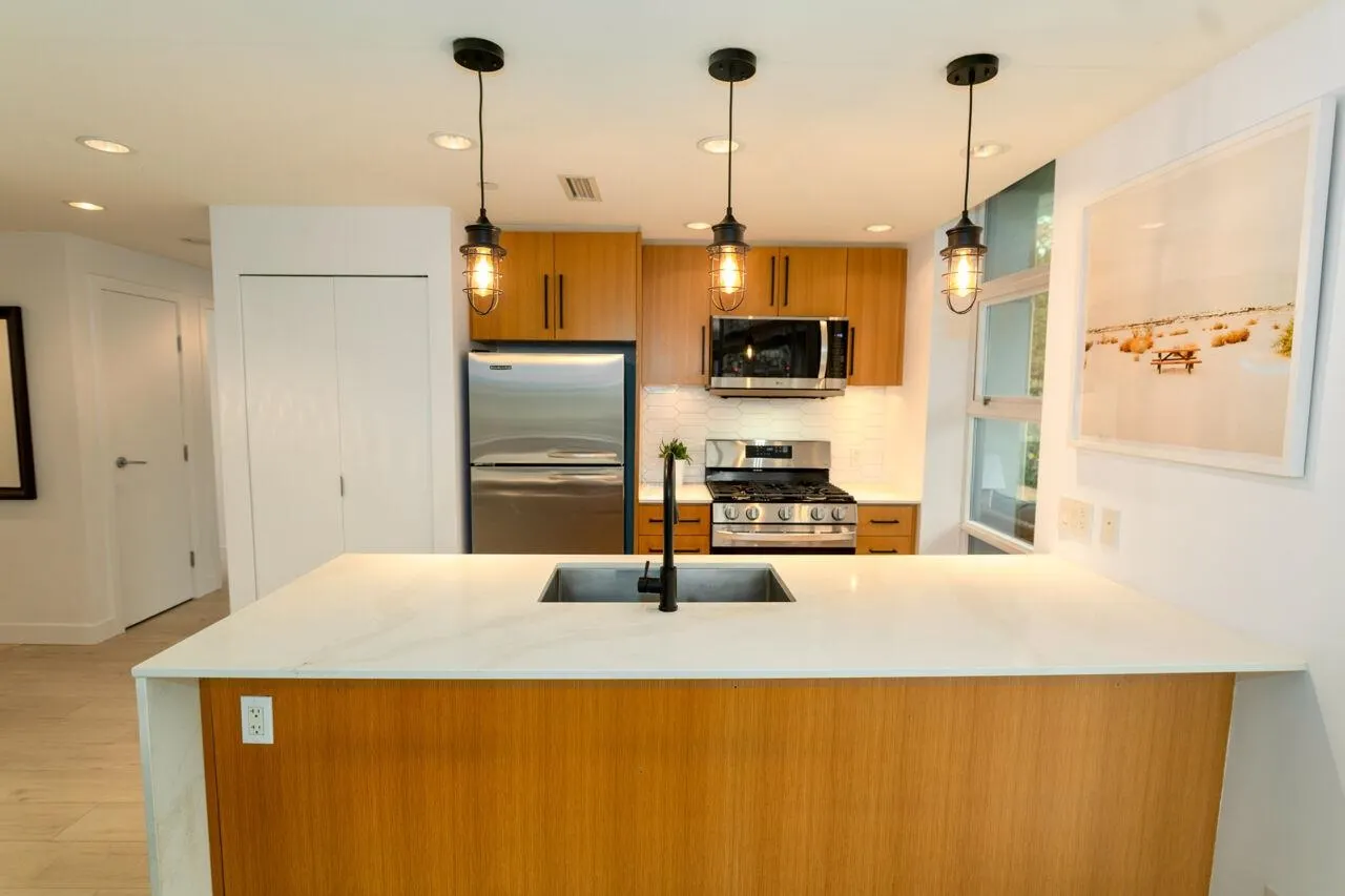 305 638 Beach Crescent