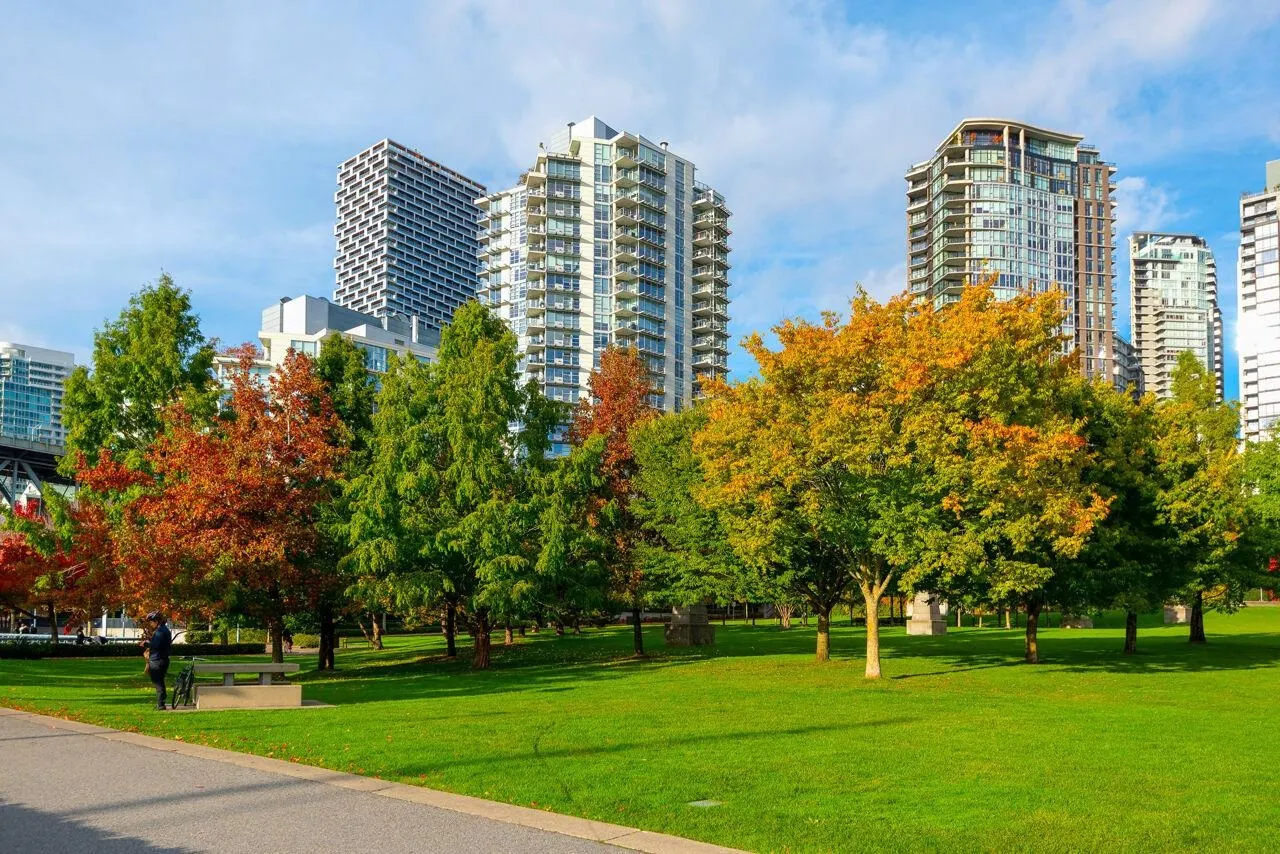 305 638 Beach Crescent